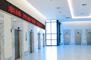 Vídeo no hall dos elevadores
